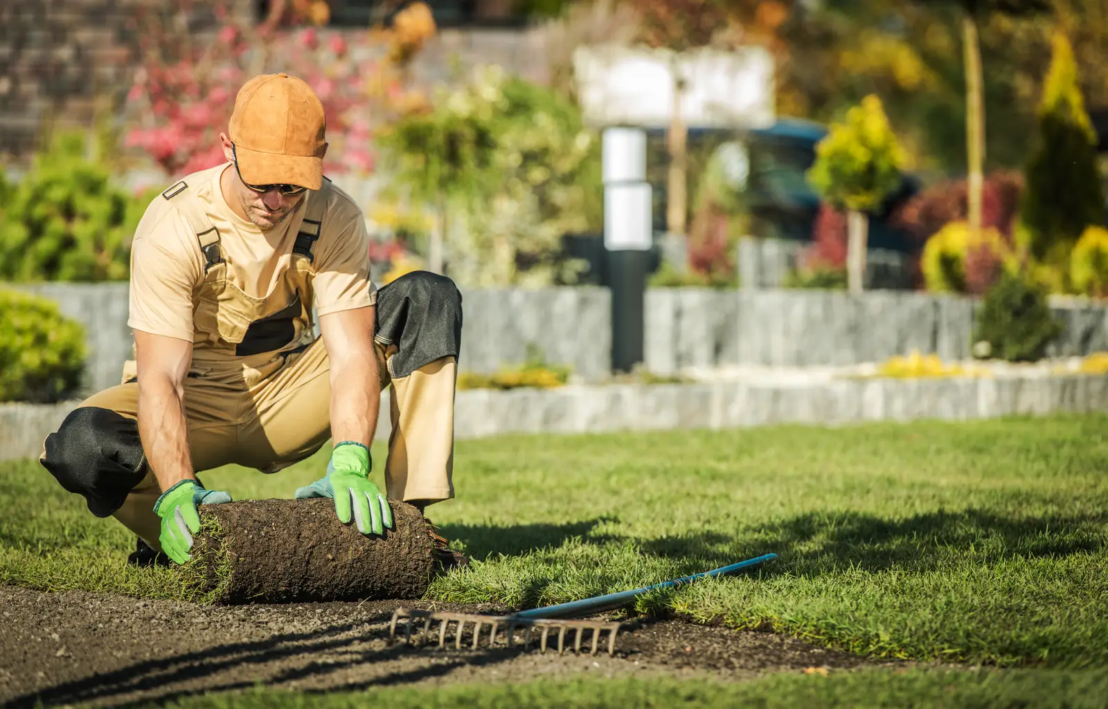 Un paysagiste au travail sur un chantier